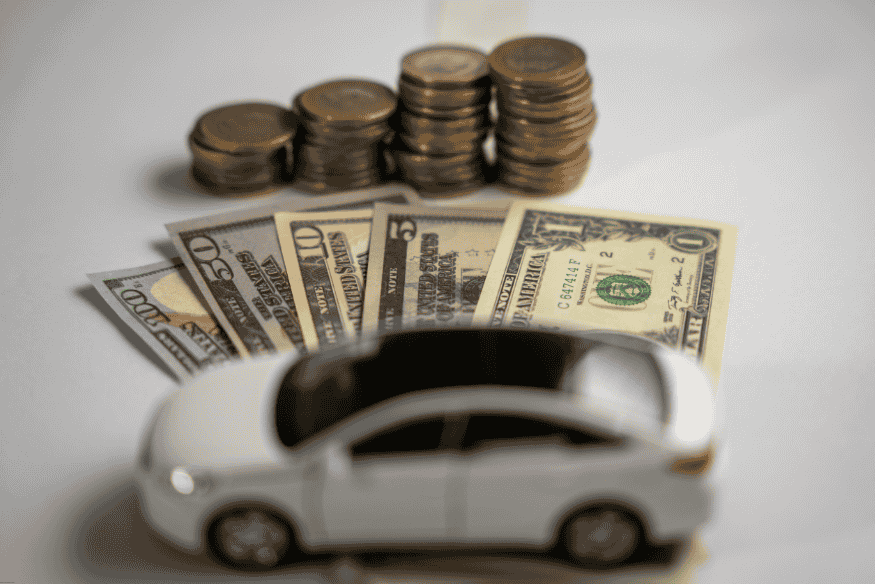 Como a alta do dólar influencia os preços dos carros importados?