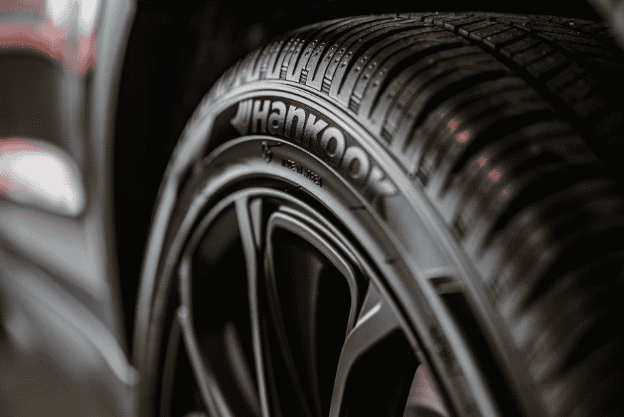 Detalhe de pneu Hankook com desenho assimétrico, voltado para desempenho urbano e estabilidade.