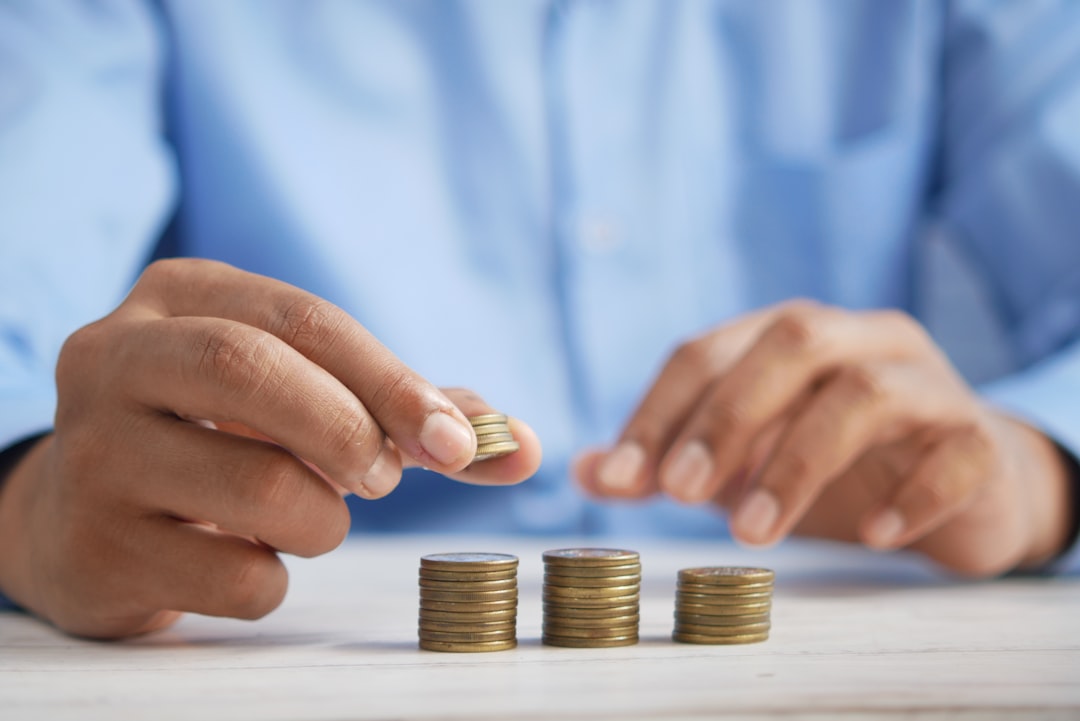 Planejamento financeiro com calculadora e moedas representando economia para consórcio