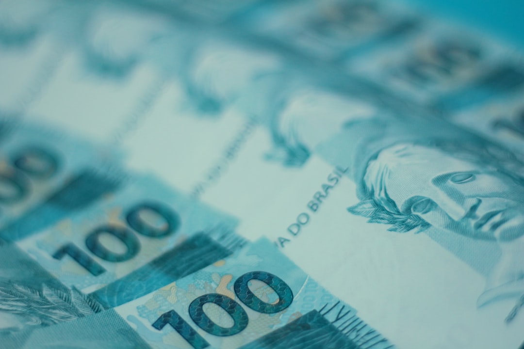 Notas de dinheiro representando financiamento de veículos