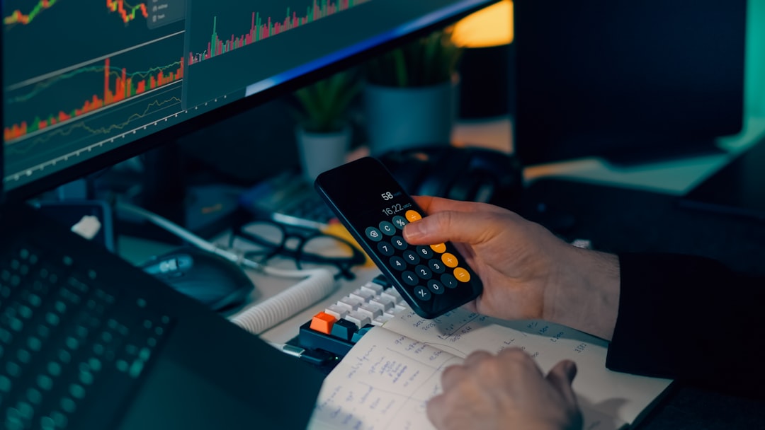 Pessoa usando calculadora para planejar financiamento de veículo