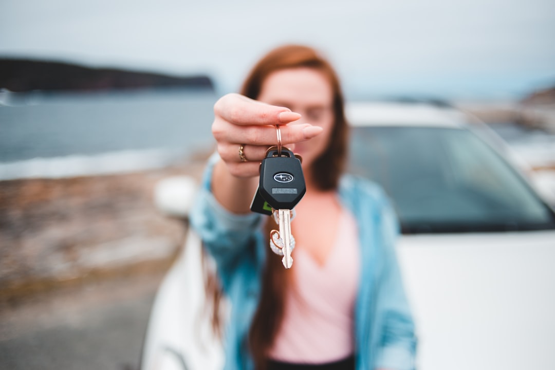 Chave de carro em foco representando a aquisição de um veículo novo