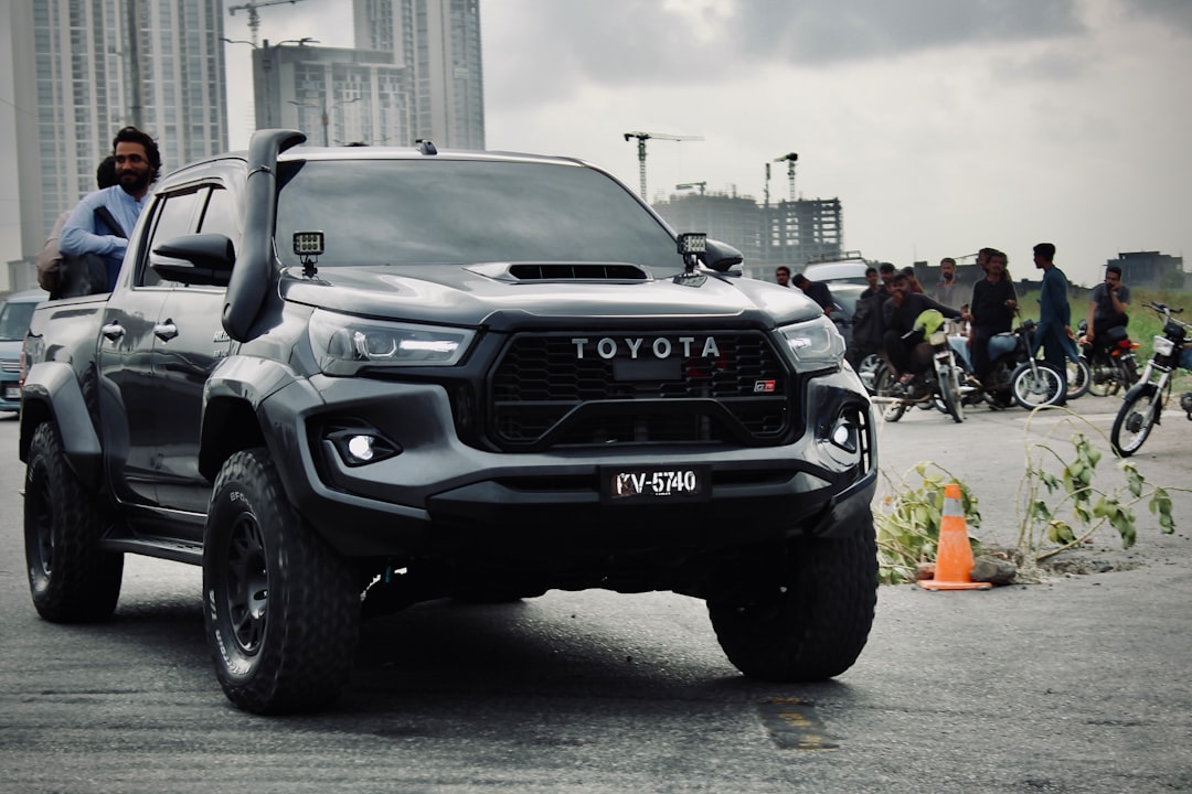Picape Toyota preta com snorkel estacionada ao ar livre