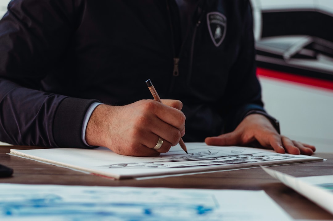 Homem assinando documento de contrato de financiamento