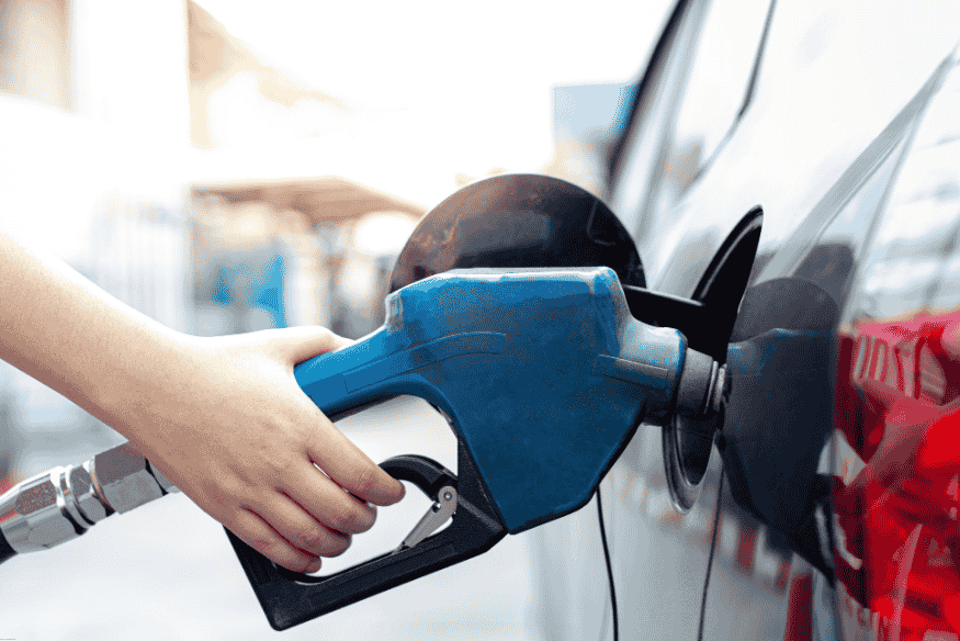 Por que alguns carros têm o tanque de combustível do lado esquerdo e outros do lado direito?