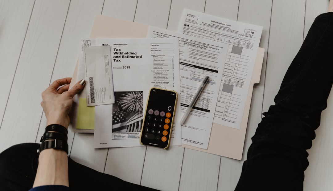 Documentos financeiros e calculadora sobre mesa representando análise de crédito