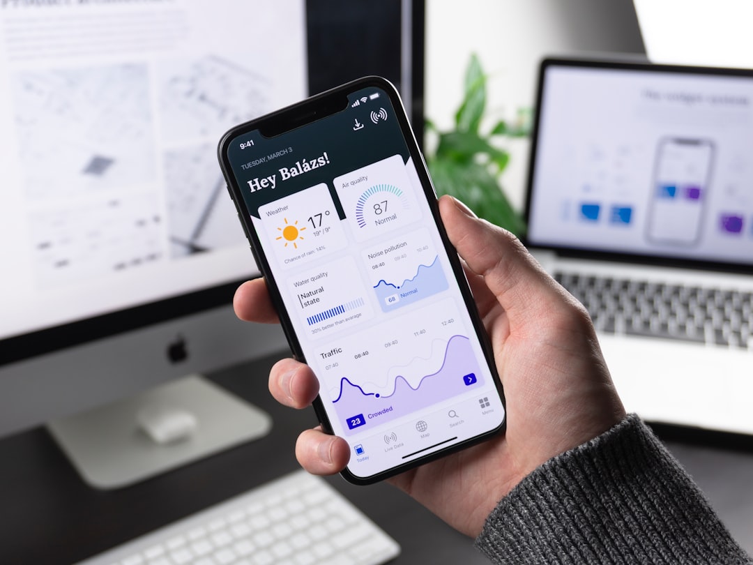 Pessoa consultando aplicativo bancário no smartphone para verificar crédito